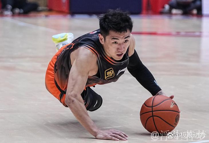 高诗岩快速突破左手抛投稳获两分 高诗岩快速突破左手抛投稳获两分