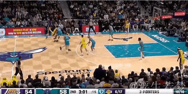 东契奇妙招戏耍中锋 失衡抛投完成2+1